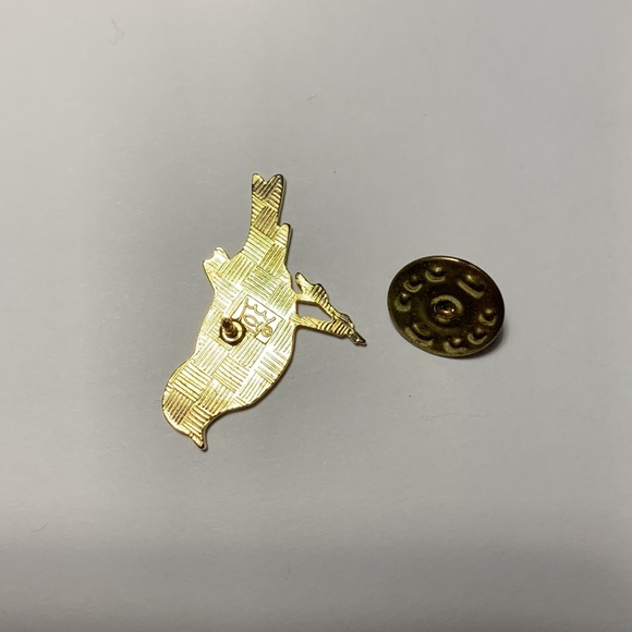 Cloisonné Enamel Yellow Bird Lapel Hat Scarf Tack Pin Fish In Crown Marking - Picture 5 of 5